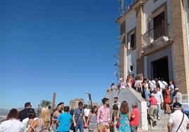 Grandes colas para accerde a la ermita de San MIguel y ver al santo del Albaicín.