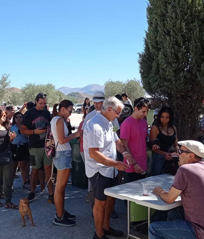 Imagen secundaria 2 - Una de las dos paelleras donde se preparó el arroz para mil personas a tres euros el plato. Mientras, la gente trasegaba cervezas o hacía cola para comprar los tiques.