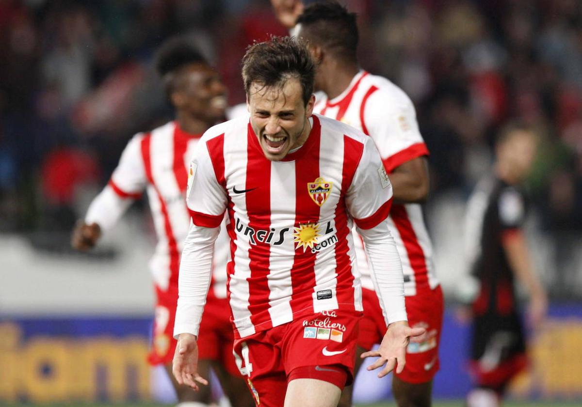 Javi Espinosa celebra su gol en el último de los duelos en Primera.