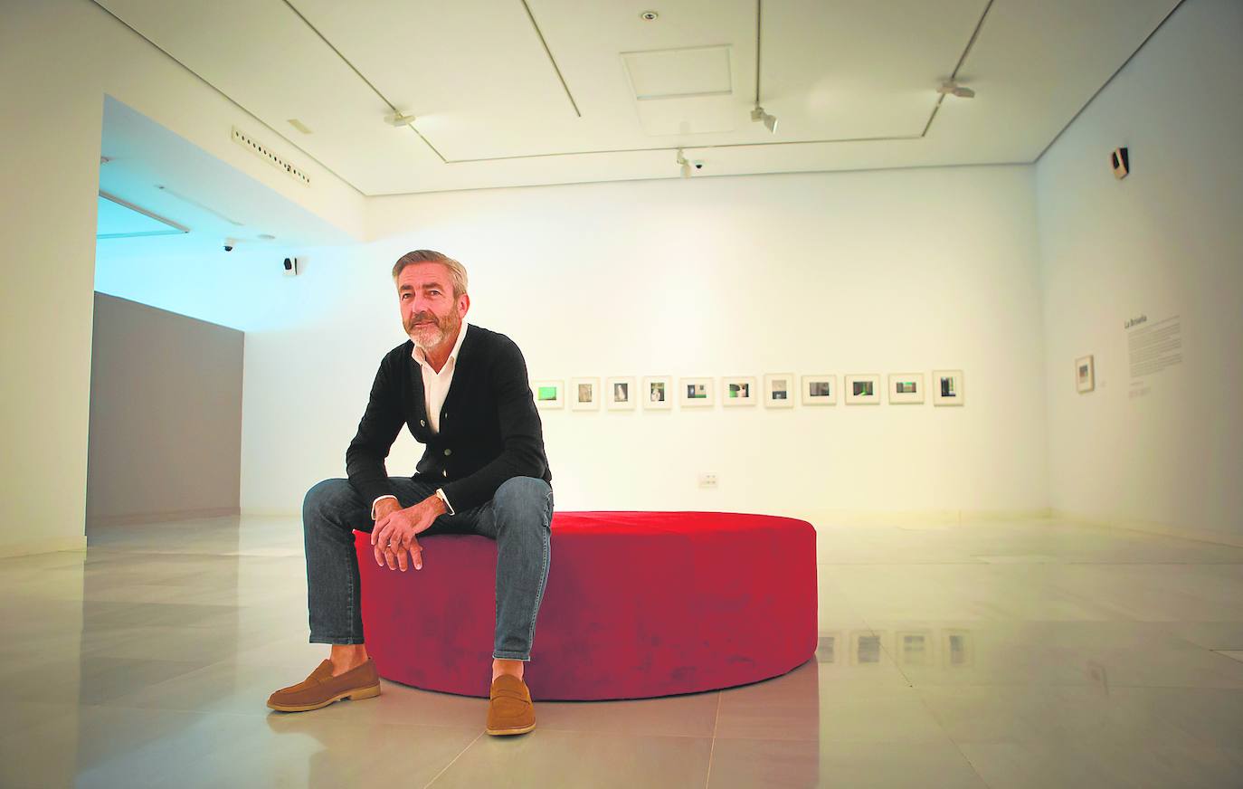 Carlos Gollonet, en la sala del Centro Cultural CajaGranada donde está instalada la exposición de Pérez Siquier.