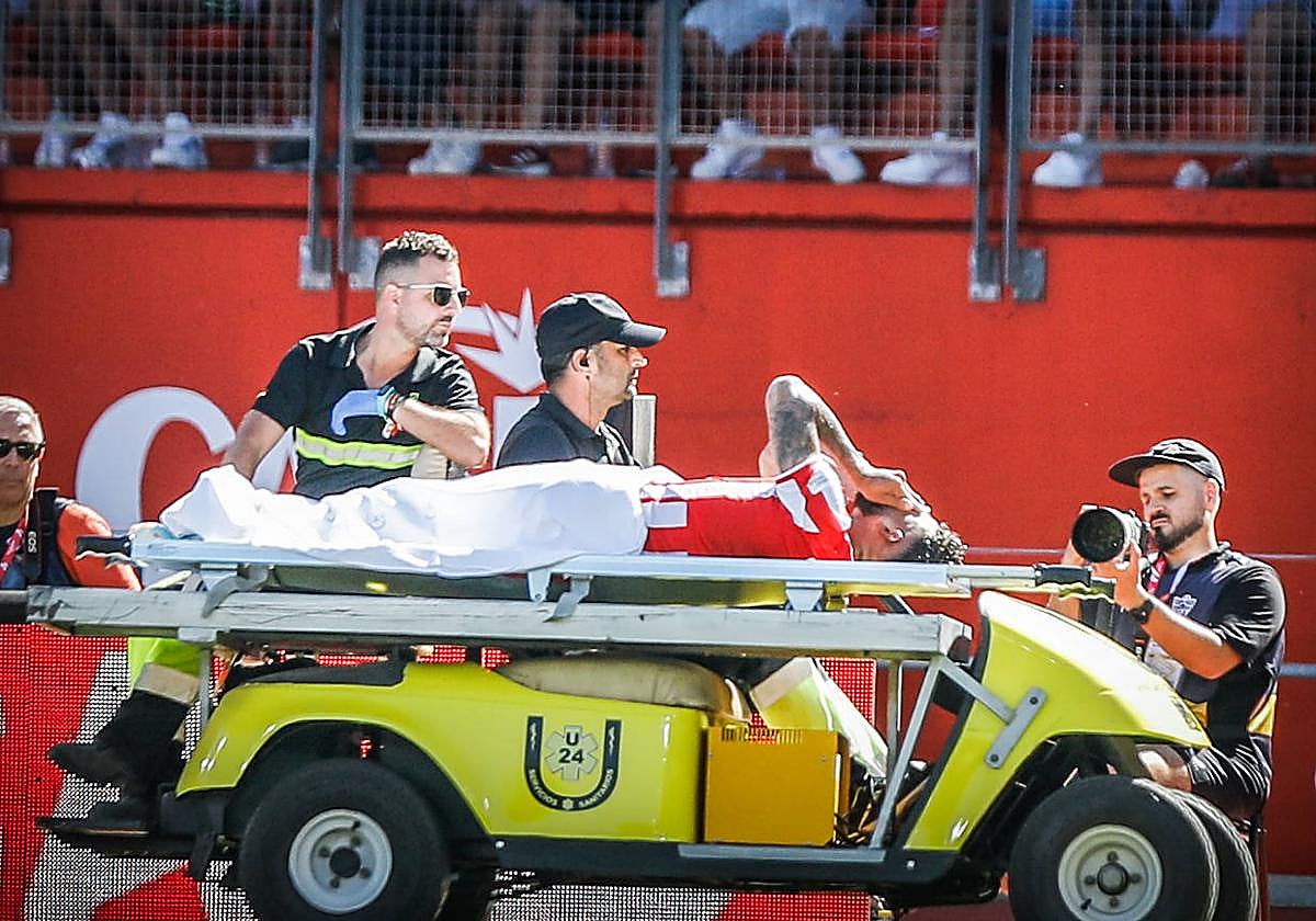 Luis Suárez se marcha en camilla.