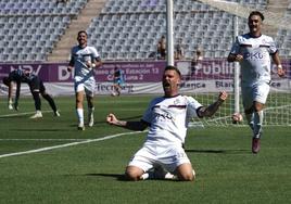 Iván Aguilar festeja su primer gol en esta liga, el segundo del Real Jaén ayer.