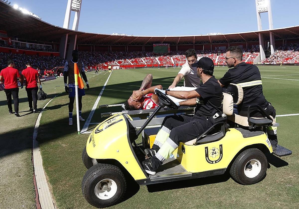 Luis Suárez es retirado en camilla tras la lesión sufrida ante el Granada.