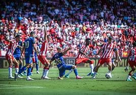 Bryan Zaragoza pide penalti en la acción tras la parada de Luis Maximiano al lanzamiento de penalti de Antonio Puertas.