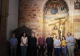 Imagen de la Capilla del Rosario restaurada con las autoriades y restauradoras.