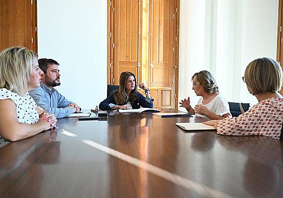 Representantes de Arconatura y Ayuntamiento de Linares reunidos en la sede del consistorio local.