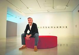 Carlos Gollonet, en la sala del Centro Cultural CajaGranada donde está instalada la exposición de Pérez Siquier.