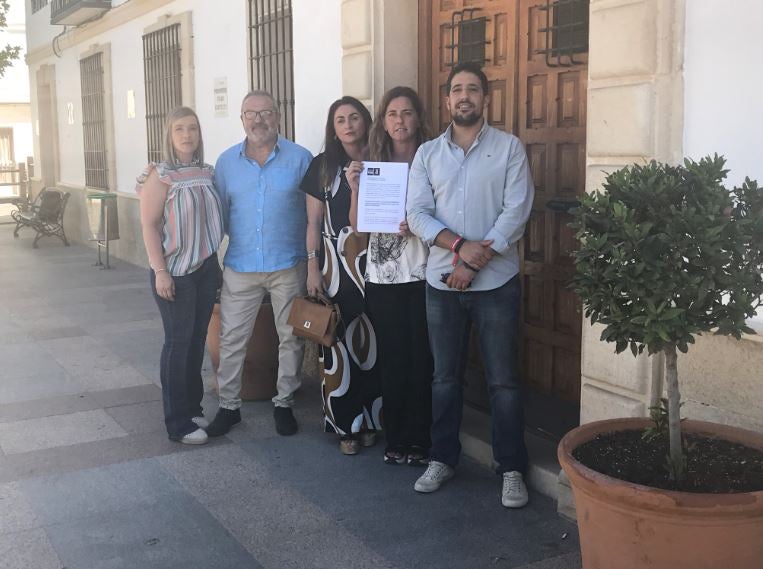 Concejales del PSOE con la moción.