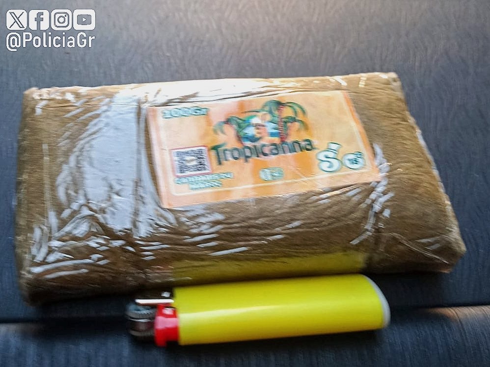 Paquete con cien gramos de polen de hachís interceptado al detenido.