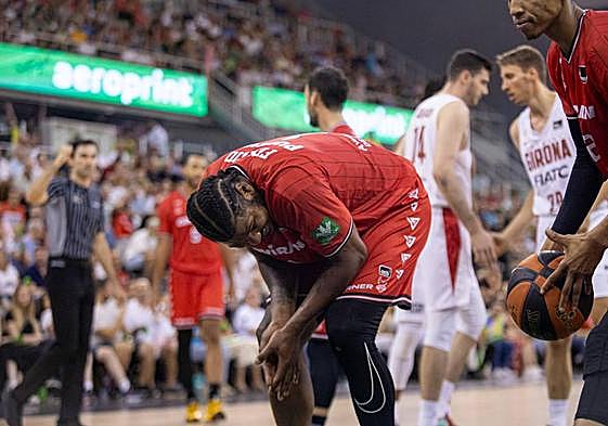 Cristiano Felicio lamenta un acción del partido.