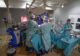 Intervención quirúrgica a una persona con obesidad.