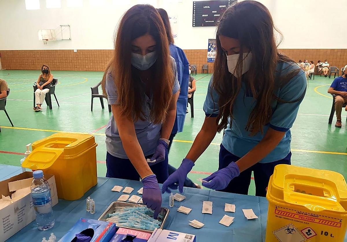 Dos sanitarias preparan los inyectables durante la campaña de vacunación contra la Covid-19.