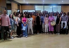 Natalia Romero, en el centro de negro, junto a los asistentes a los cursos de formación continuada.