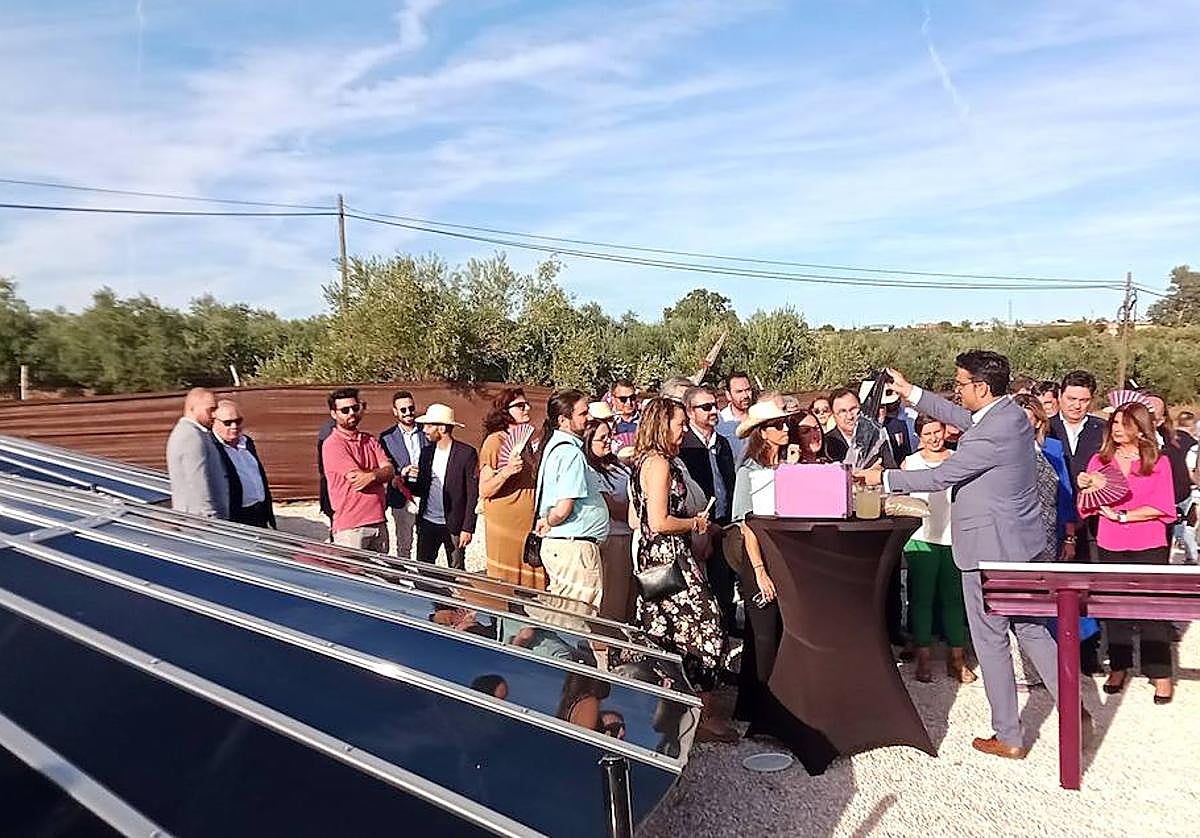 Invitados a la inauguración de la fotobiorrefinería atienden las explicaciones de Víctor Monsalvo.