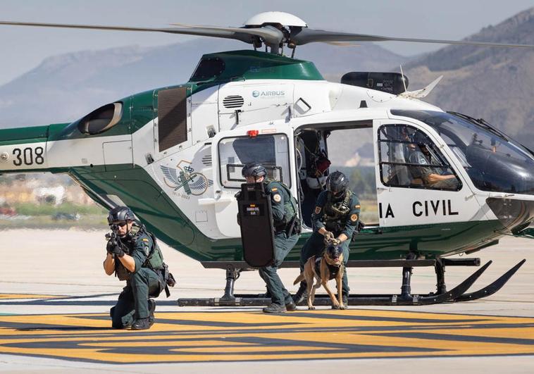 Agentes del Grupo de Acción Rápida, este martes, en el Aeropuerto de Granada.