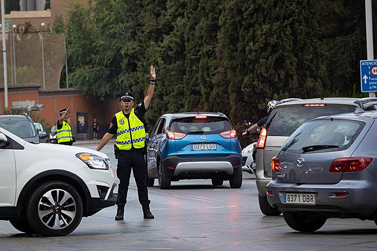 Un agente de la Policía Local regula el tráfico en Granada.