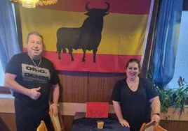 Luis Alberto y Antonia en 'Linares', su bar de tapas en Alemania.