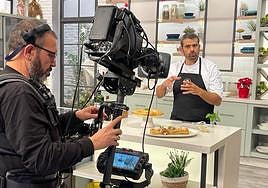 El chef Enrique Sánchez durante la grabación de un programa de Cómetelo.