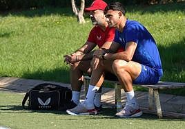 Marc Pubill (derecha) observa el entrenamiento junto al responsable médico del primer equipo.