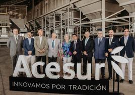 Autoridades y representantes del grupo empresarial Acesur, en la inauguración de su nueva almazara.