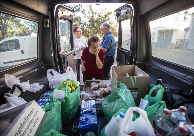 La furgoneta de Agustín lleva en su interior los pedidos de los vecinos de Sorvilán.