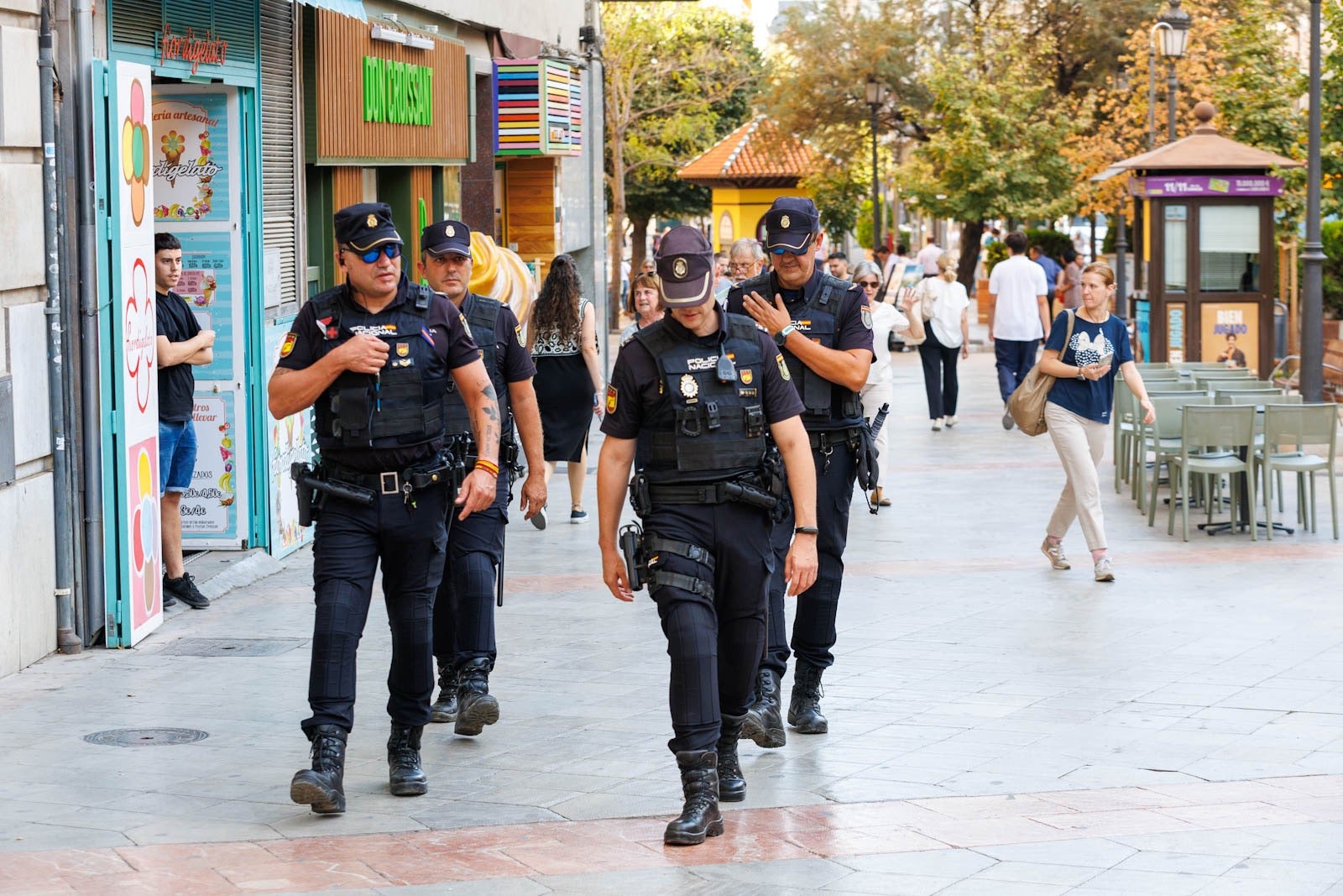 Las imágenes de la policía custodiando el Centro de Granada