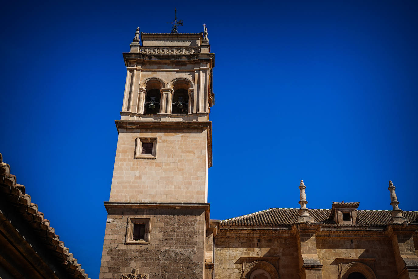 Imagen secundaria 2 - Arriba, detalle de la grieta en el coro. Abajo, brechas en ventana cegada y exterior de la torre donde se observa la diferencia de tonalidad entre las piedras antiguas y las que se colocaron en los años sesenta. 