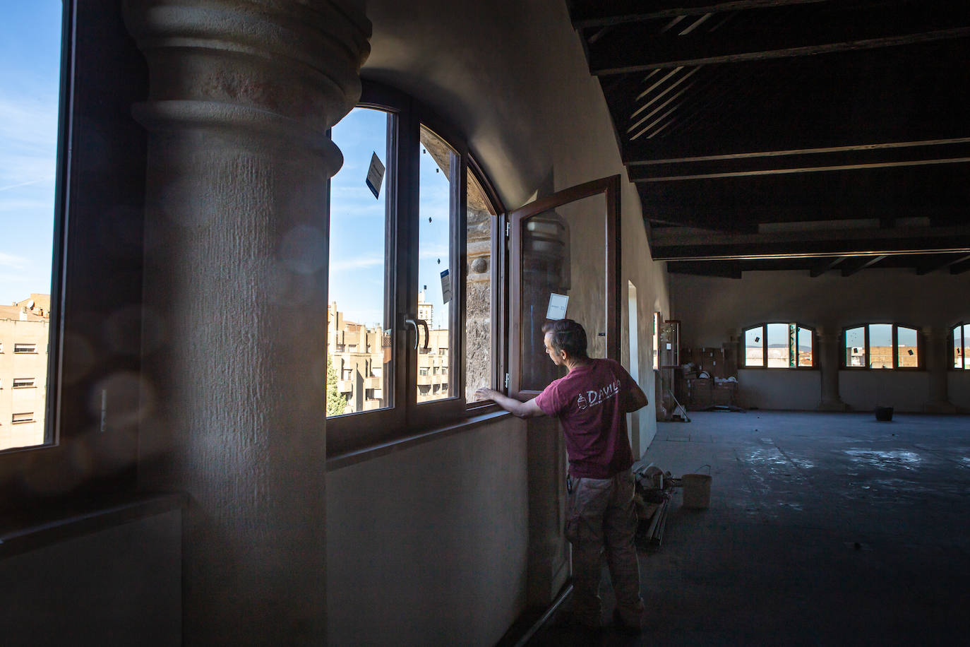 Imagen principal - Arriba, en primer plano, prótesis para completar el fuste de una de las columnas de la Sala de Convalecientes. Abajo, aspecto exterior de la arcada y grieta detectada en una de las pilastras. 