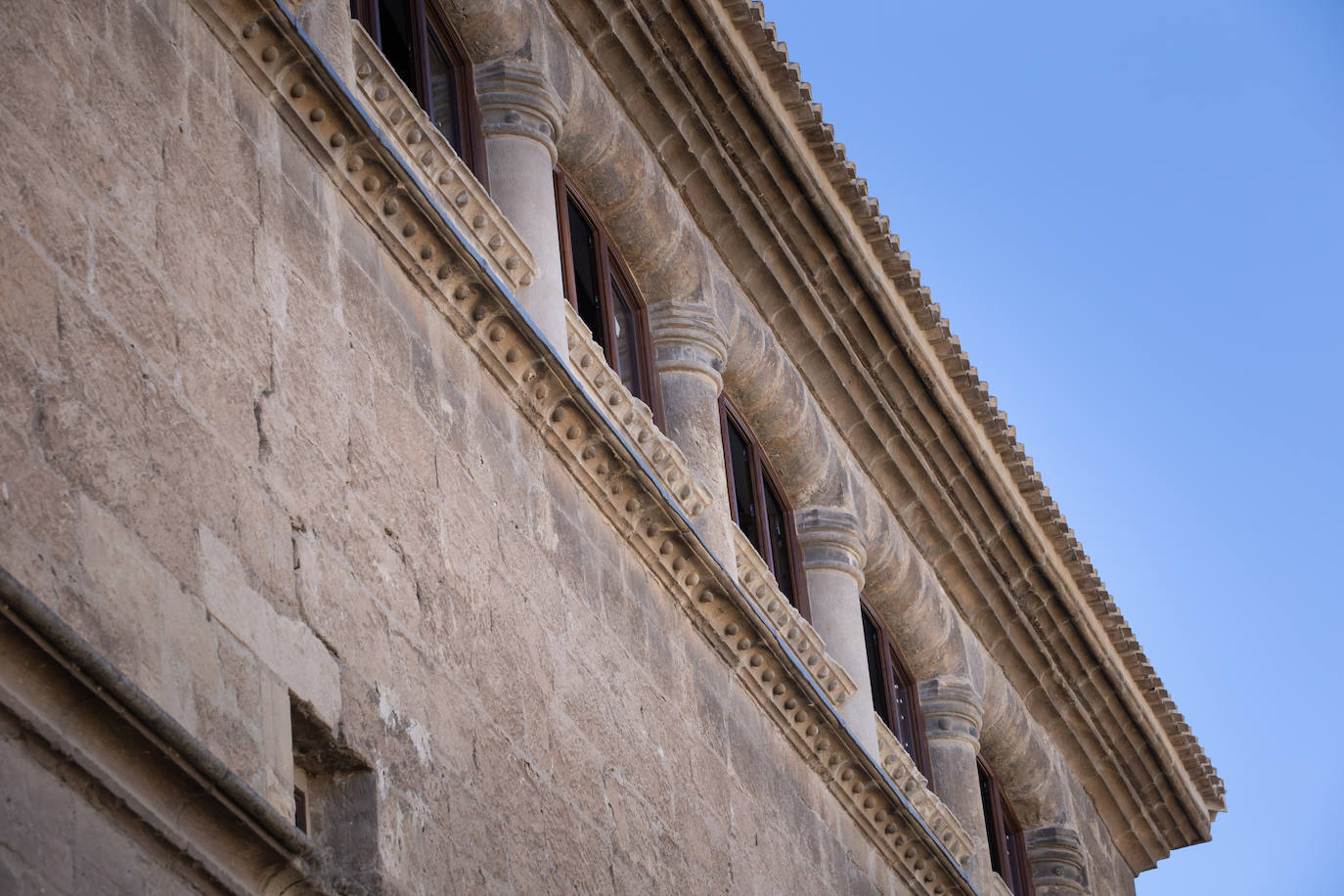 Imagen secundaria 1 - Arriba, en primer plano, prótesis para completar el fuste de una de las columnas de la Sala de Convalecientes. Abajo, aspecto exterior de la arcada y grieta detectada en una de las pilastras. 
