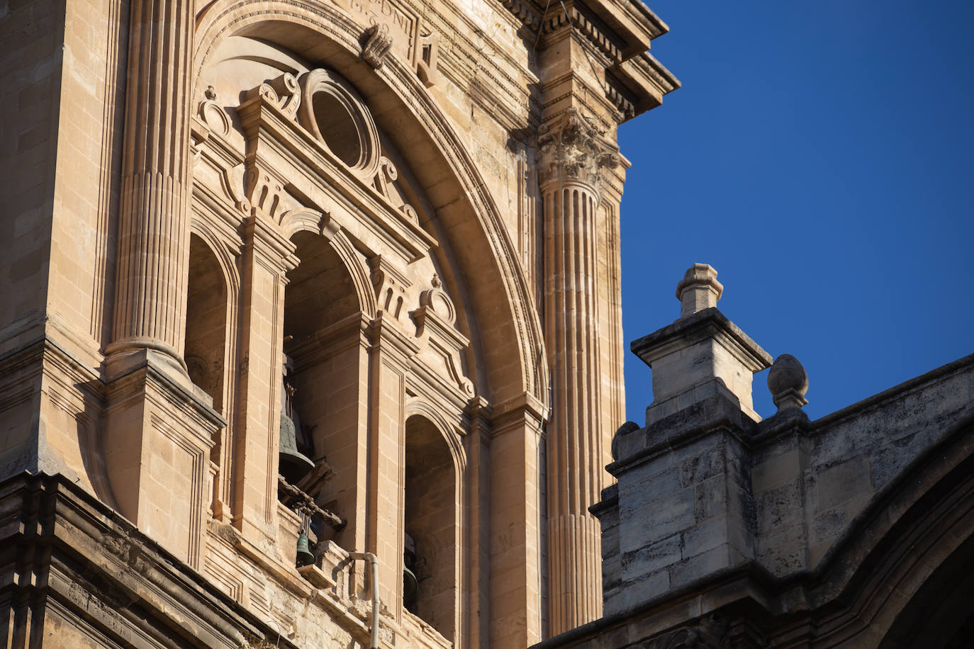 Imagen principal - Pináculos en los que se eliminó el remate por riesgo de desprendimiento. 