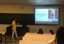 Juan Manuel Toledano en plena clase en la Facultad de Farmacia