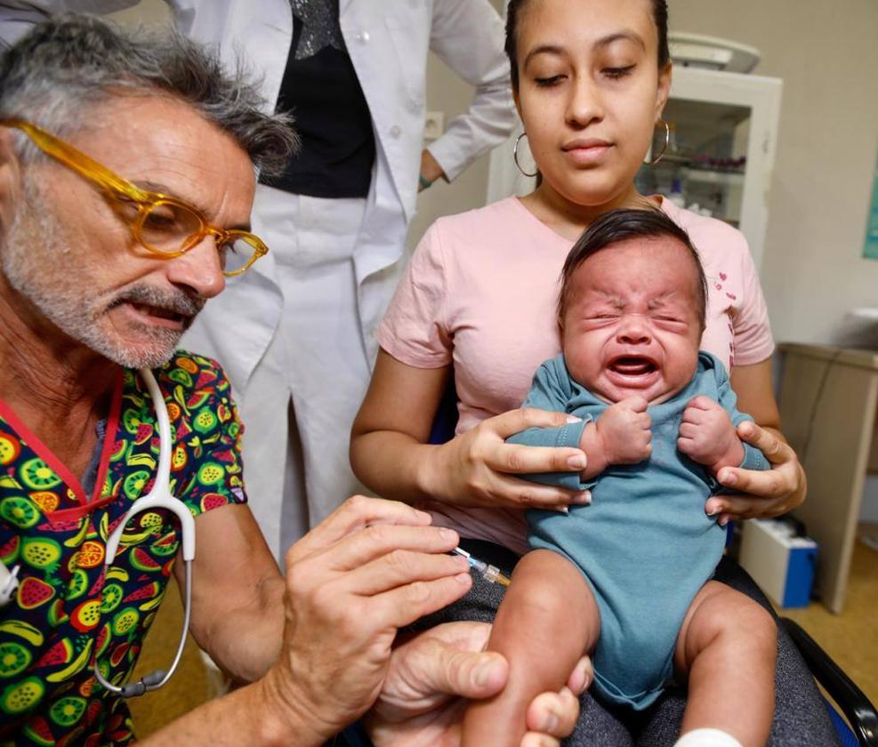 Inmunización contra la bronquiolitis a un bebé en el centro de salud de la Chana.