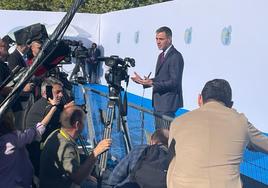 Pedro Sánchez atiende a los medios de comunicación antes del inicio de la cumbre en Granada.