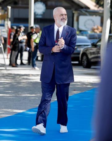 Edi Rama con sus zapatillas.