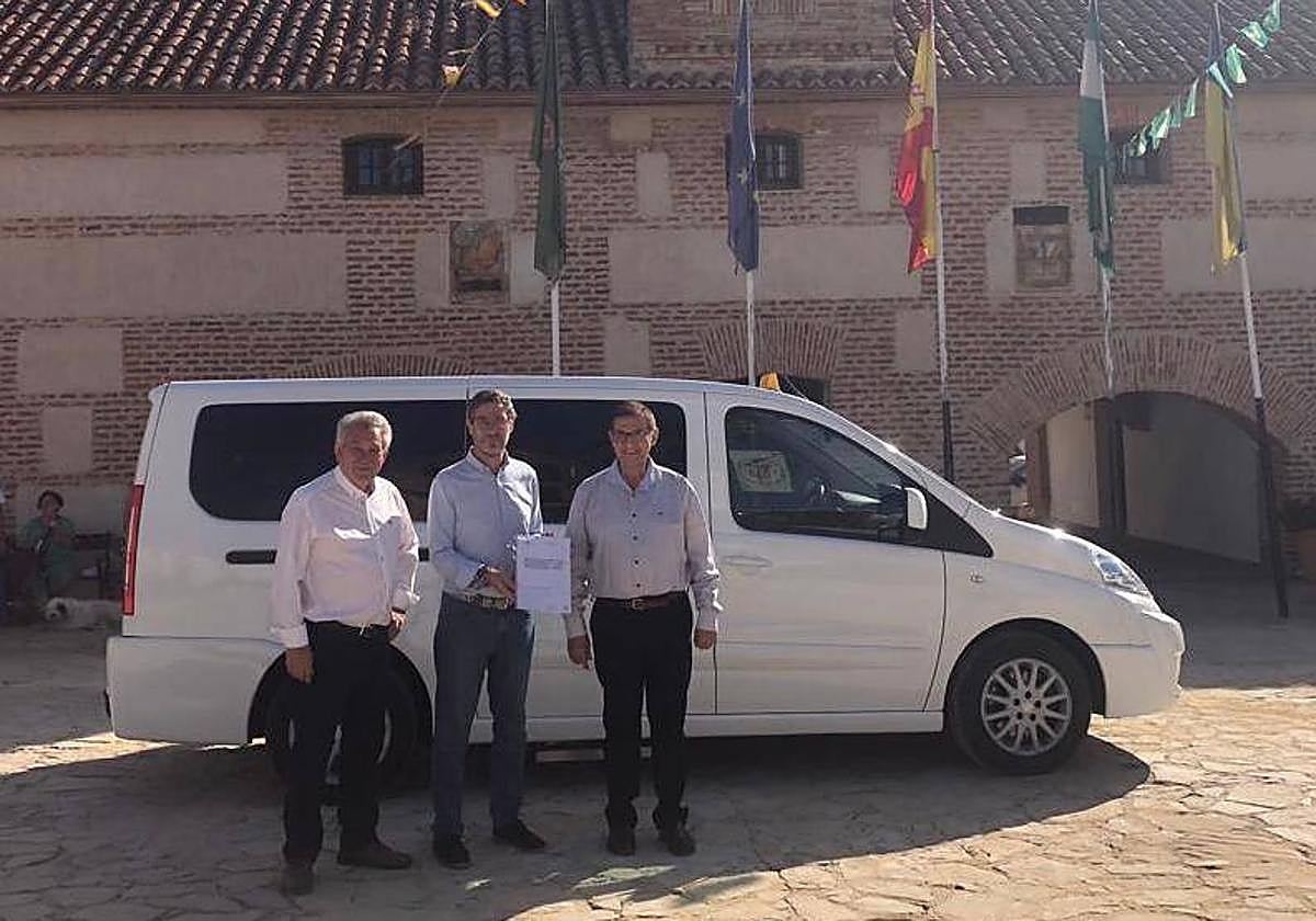 Miguel Contreras entrega la resolución al taxista que hará el servicio en Aldeaquemad.a