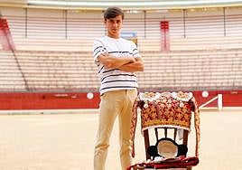 Marcos Linares posa sobre el albero de la plaza de Jaén.