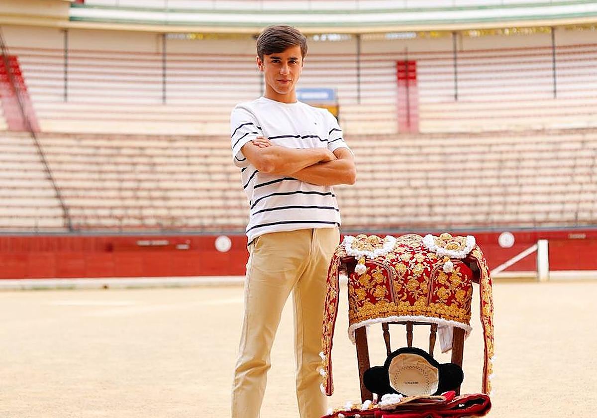 Marcos Linares posa sobre el albero de la plaza de Jaén.