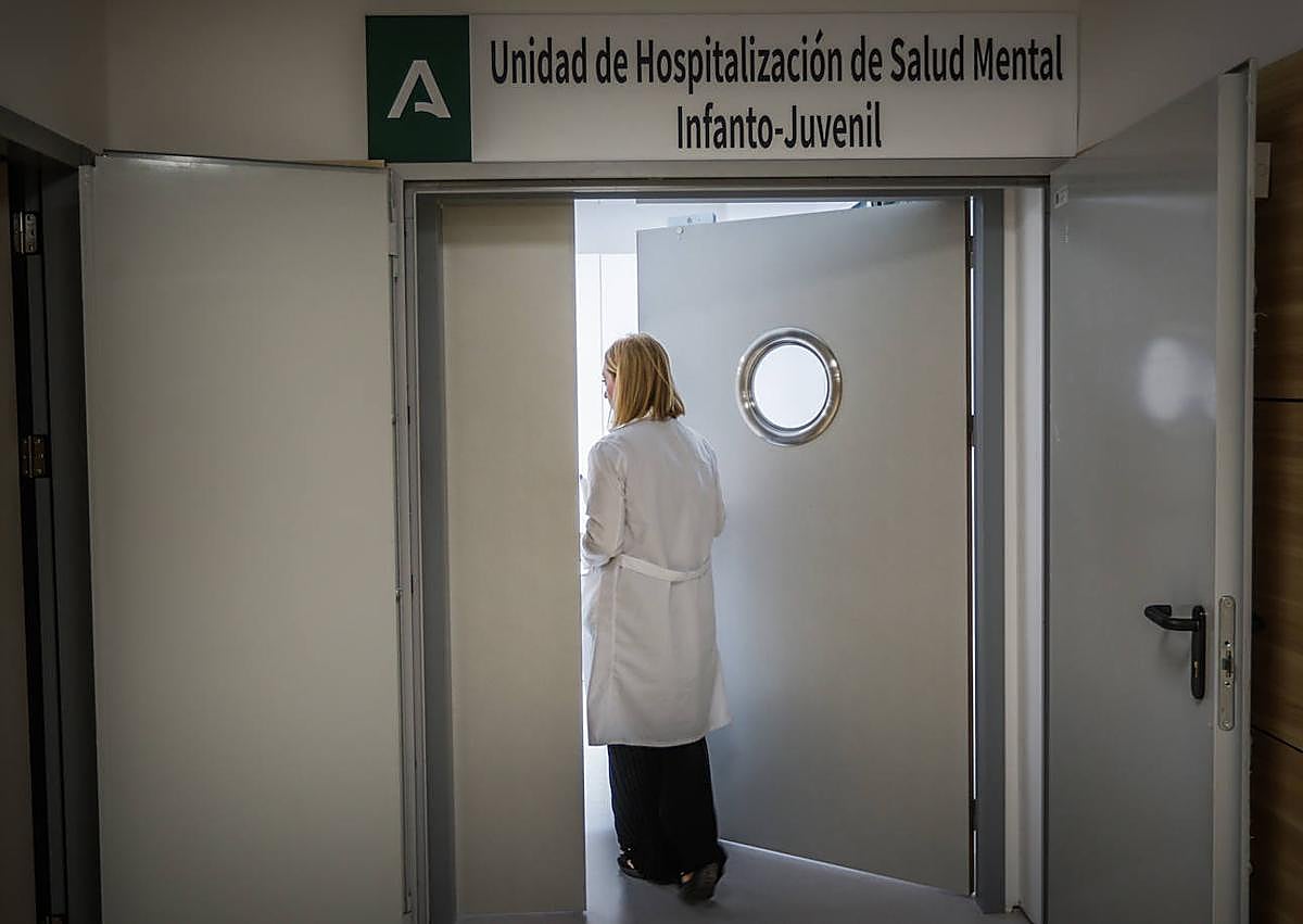 Imagen secundaria 1 - Profesionales de la Unidad de Hospitalización de Salud Mental infanto-juvenil.