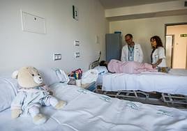 Profesionales charlan con una usuaria ingresada en la Unidad de Hospitalización de Salud Mental para niños y adolescentes.