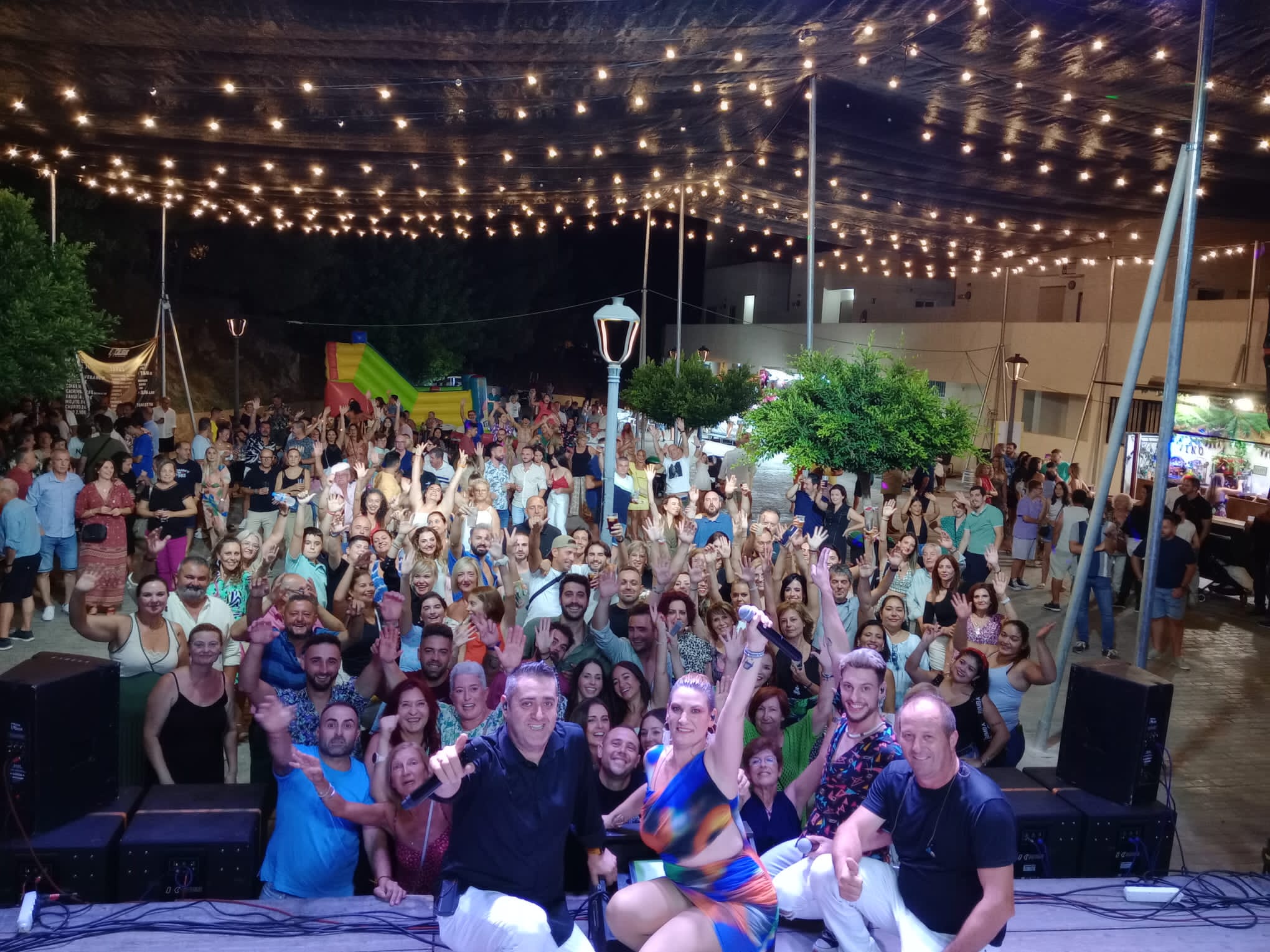Fiestas en la plaza de Enix.