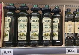 Botellas de aceite de oliva en un súper jienense, con sistema antirrobo.