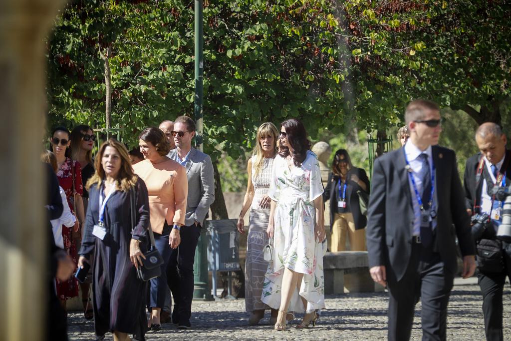 Las imágenes de los acompañantes de los mandatarios en el centro de Granada