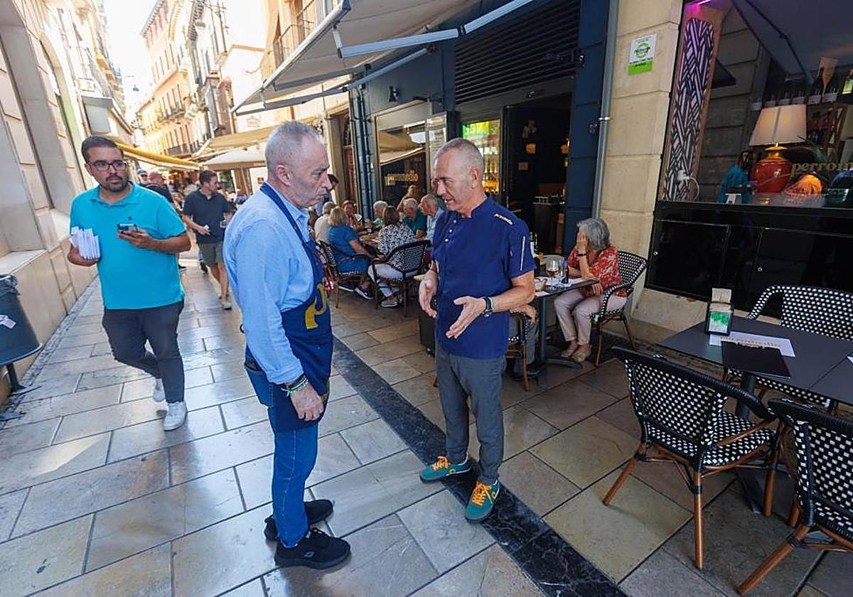 Calle Navas al mediodía de este viernes.