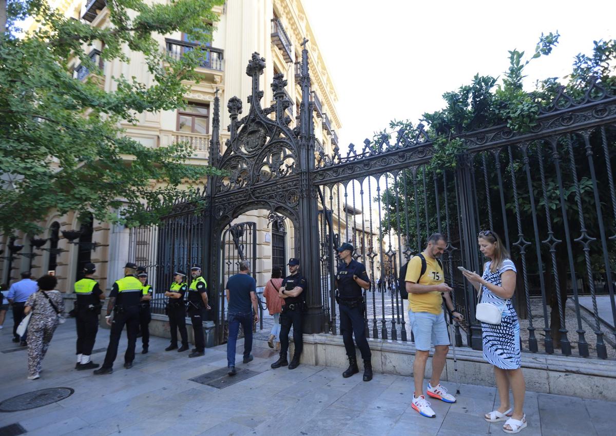 Imagen secundaria 1 - El lío de cortar Gran Vía en mitad de la cumbre: «Por aquí no se puede»