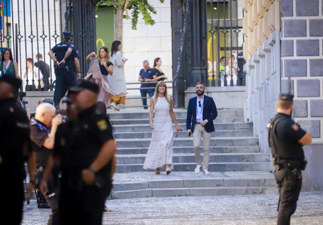 Llegada de Begoña Gómez a la Madraza, por la calle Oficios.