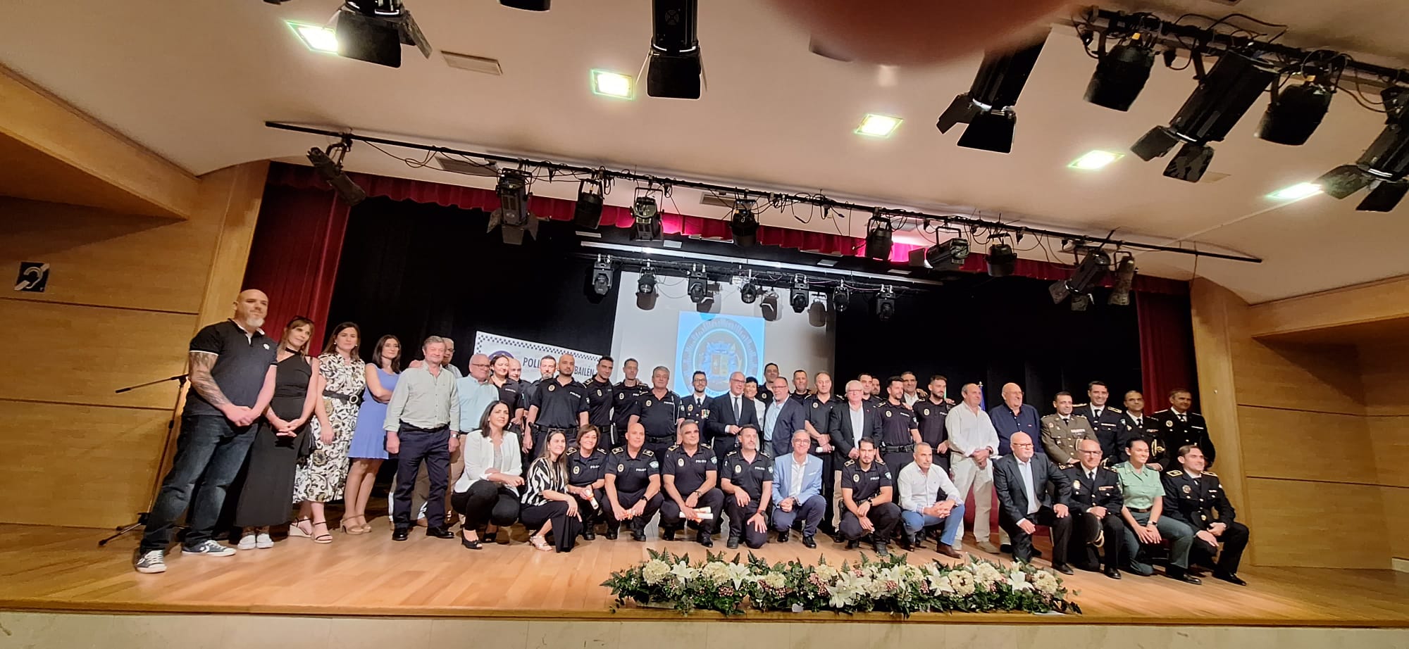 Foto de familia de autoridades y agentes de la Policía Local reconocidos.