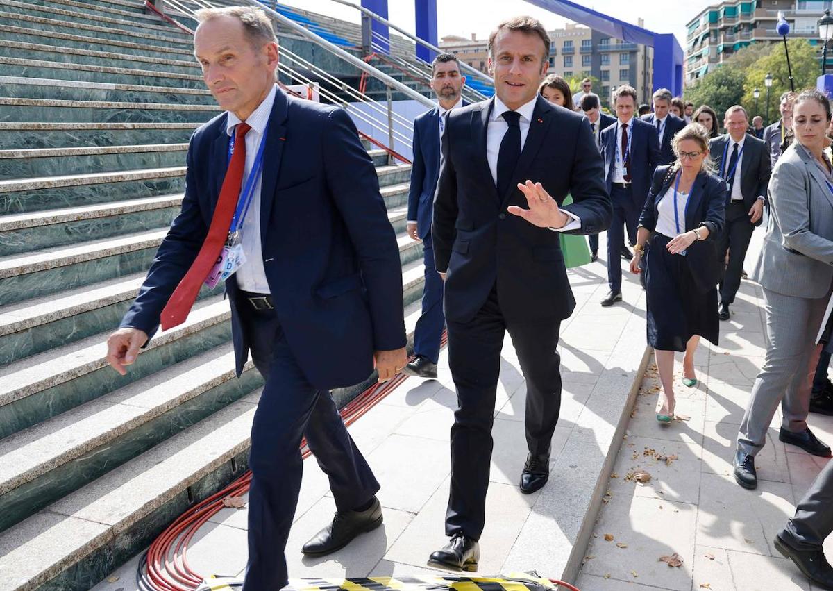 Imagen secundaria 1 - Emmanuel Macron en las escaleras del Palacio.