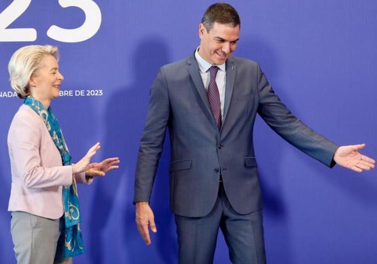 Ursula von der Leyen, con el pañuelo regalado, junto a Pedro Sánchez.