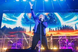 Miguel Ríos, un torbellino en el escenario de la plaza granadina.