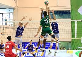 Matt Neaves, máximo anotador del partido, supera el bloqueo de Luis Vidal.